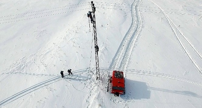’Kar Kaplanları’, köyleri elektriksiz bırakmamak için ölüme meydan okuyor