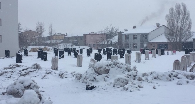 Karlıova’da kar hasreti bitti, ilçe beyaza büründü