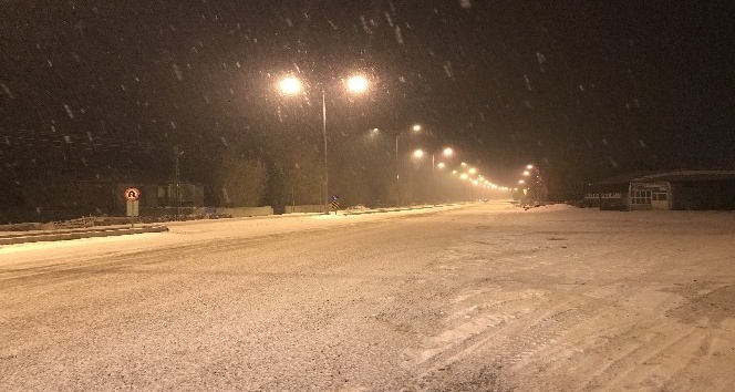 Iğdır-Doğubayazıt karayolunda yoğun kar yağışı