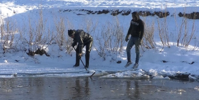 Kars'ta eksi 25 derece soğukta balık avı