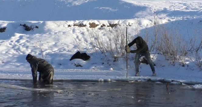 Kars&#039;ta eksi 25 derece soğukta balık avı