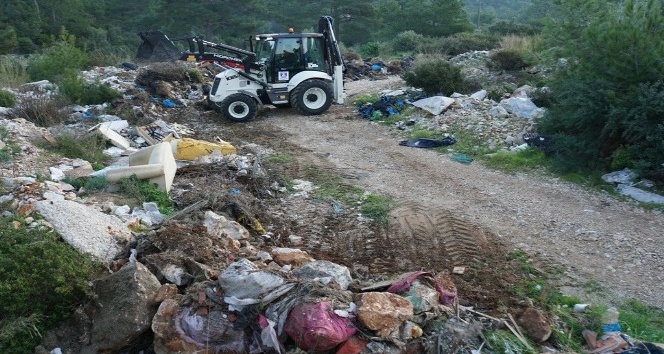 Ormanda çıkan 65 ton çöp görenleri şok etti