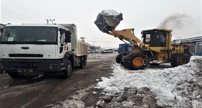 Tonlarca kar kamyonlarla taşındı