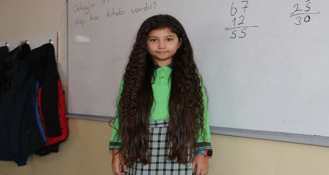 8 yaşındaki Zeynep beline kadar uzattığı saçlarını LÖSEV’e bağışladı