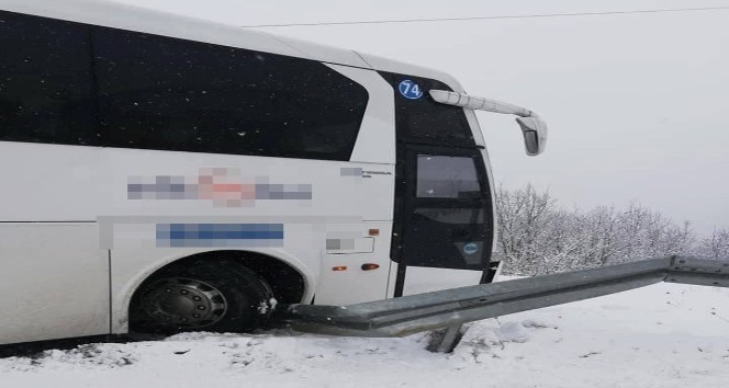 Yolcu otobüsünün şarampole yuvarlanmasını bariyerler engelledi