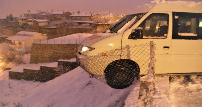 Direksiyon başında kalp krizi geçirdi, minibüs tellere asılı kaldı