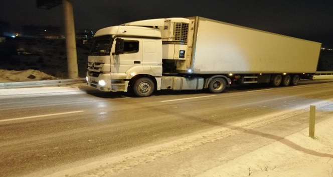 Yozgat’ta yollar buz pistine döndü, sürücüler zor anlar yaşadı
