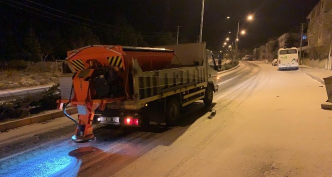 Ürgüp’te belediye ekipleri kar ve buzlanmaya karşı çalıştı