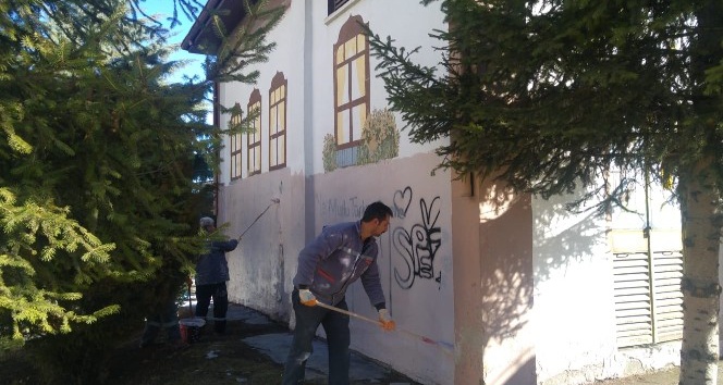 Pursaklar Belediyesi duvar yazılarını temizliyor