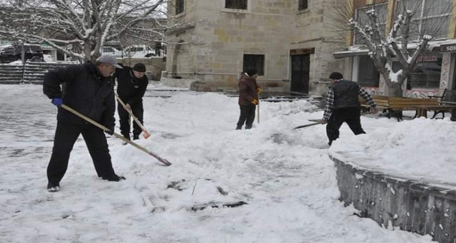 Gürün ilçesinde karla mücadele çalışmaları sürüyor