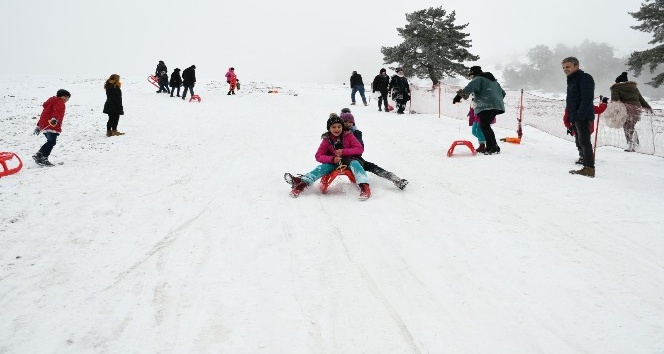Sevgi evlerinde kalan çocuklar Keltepe Kayak Merkezi’nde doyasıya eğlendi