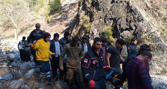 Kayalıklardan uçuruma düşen vatandaşı AFAD ekipleri kurtardı