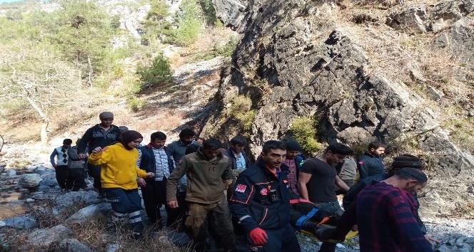 Kayalıklardan uçuruma düşen vatandaşı AFAD ekipleri kurtardı