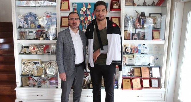 Bakan Kasapoğlu&#039;dan Taha Akgül&#039;e geçmiş olsun ziyareti