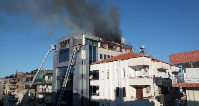 Antalya&#039;da iş merkezinde korkutan yangın