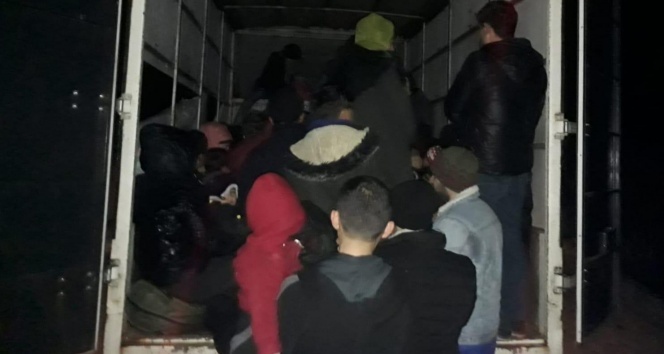 Çanakkale&#039;de durdurulan kamyonetten 65 mülteci çıktı