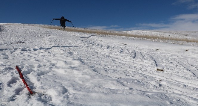 70’lik delikanlı 15 yıldır kendi yaptığı kayak pistinde kayıyor