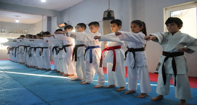 (Özel haber) 30 karateciden 27’si madalya kazanarak rakiplerine fark attı
