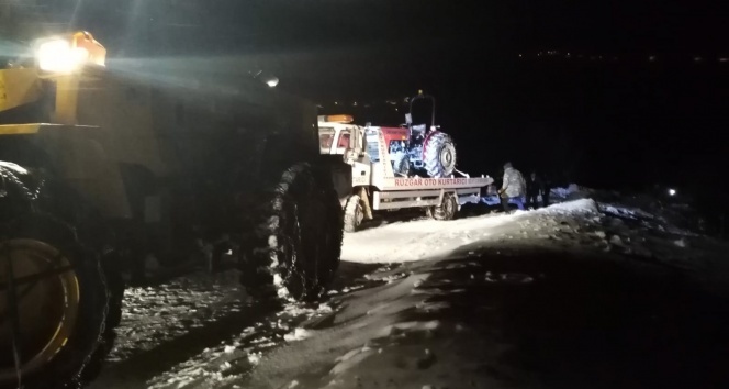 Sivas&#039;ta traktörün devrilmesiyle mahsur kalan 3 kişi kurtarıldı