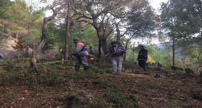 Alanya’daki mezarlıklarda 86 kişilik ekiple temizlik