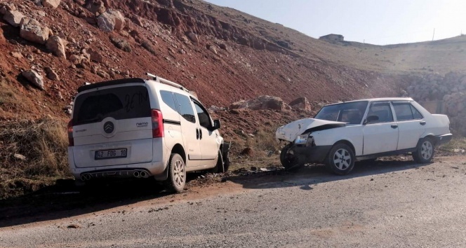 Siirt’te iki araç kafa kafaya çarpıştı: 5 yaralı