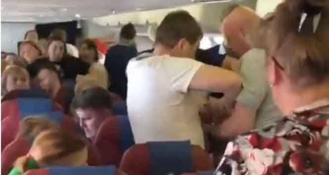 Rusya&#039;da uçakta olay çıkaran yolcuya ‘bantlı’ müdahale