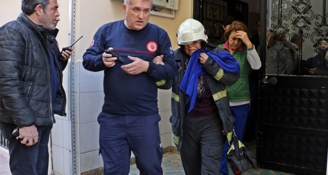 Yangına evde tek başına yakalanan yaşlı kadın, itfaiyeci kıyafetiyle kurtarıldı