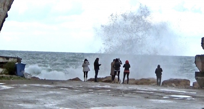 Turistler dev dalgalarla öz çekim peşine düştü