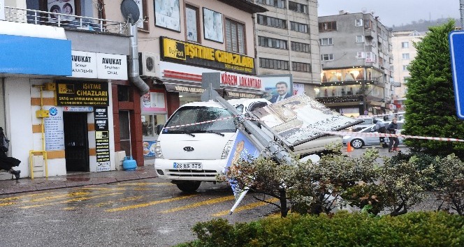 Giresun’da etkili olan fırtına elektrik direğini yerinden söktü