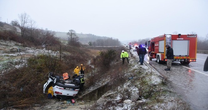 Sinop’ta karda kayan otomobil şarampole yuvarlandı: 2 yaralı