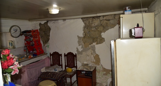 Deprem Akhisar ve Kırkağaç&#039;taki binalarda hasara neden oldu