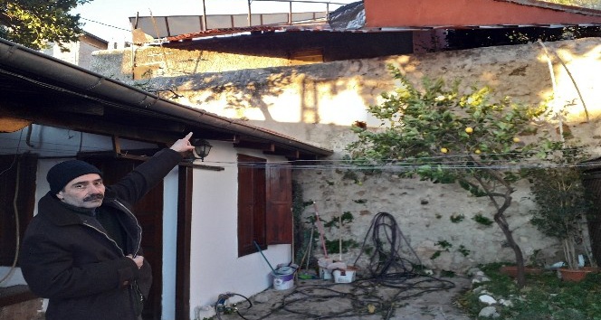 Adana’da fırtına çatıları uçurdu