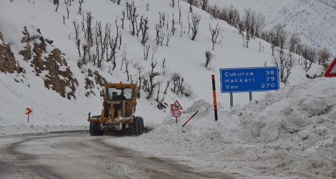 Ekiplerin karla mücadelesi sürüyor