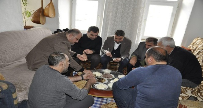 Tunceli’de “Çay sizden, sohbet bizden” projesi
