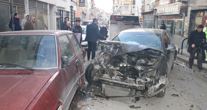 Kırıkkale&#039;de trafik kazası, 2&#039;si ağır 3 yaralı