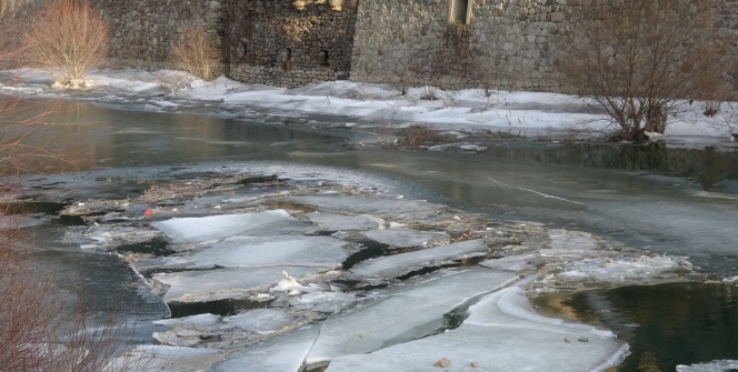 Türkiye’nin en hızlı akan nehri olan Çoruh buz tuttu