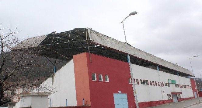 Kastamonu’da şiddetli fırtına stadyumun çatısını uçurdu