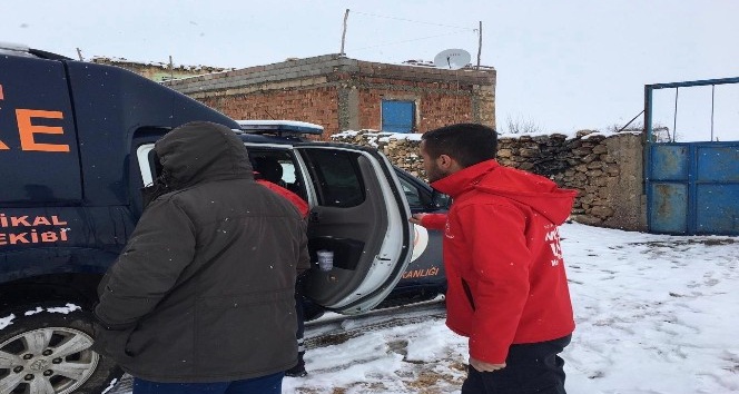 Kardan yolu kapanan mahallelerde 25 hasta hastaneye ulaştırıldı