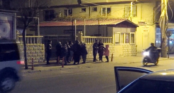Depremi hisseden vatandaşlar kendilerini sokağa attı