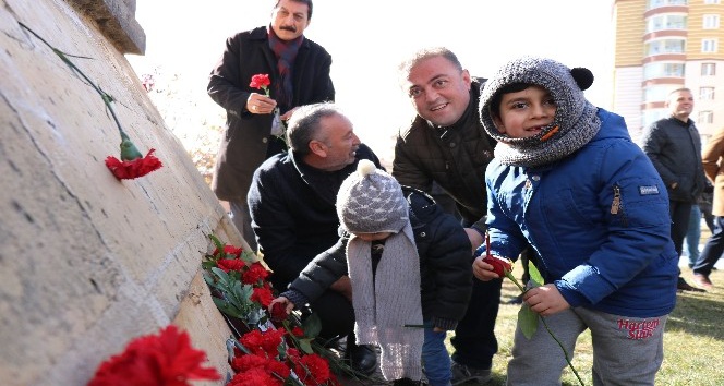 Uğur Mumcu’nun ölüm yıl dönümünde açılan basın anıtında isim tartışmaları