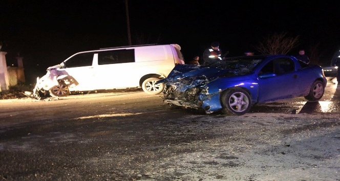 Sakarya’da panelvan araç ile otomobil çarpıştı: 9 yaralı