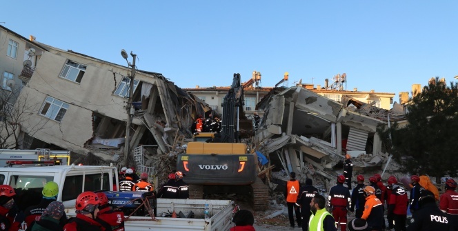 Elazığ’da depremin etkileri gün ağarınca ortaya çıktı