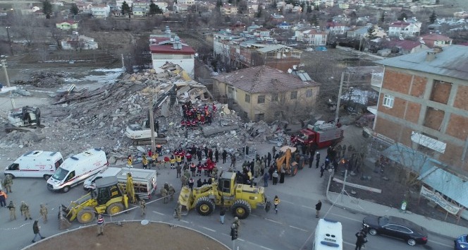Gezin’de enkaz altında kalan 5 vatandaştan 2’si ölü 3’ü yaralı çıkartıldı
