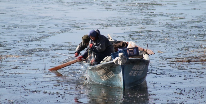 Beyşehir Gölü’nde 'ekmek' buz tutan ağların arasında