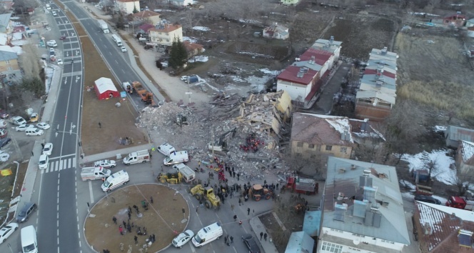 Gezin’de enkaz altında kalan 5 vatandaştan 2’si ölü 3’ü yaralı çıkartıldı