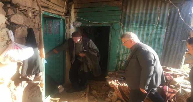 Vali Aykut Pekmez depremin hasar verdiği bölgede incelemede bulundu