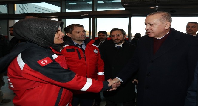 Cumhurbaşkanı Erdoğan’dan hastanedeki depremzedelere ziyaret