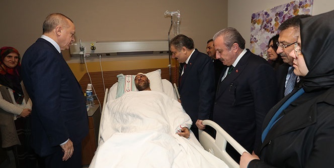 Cumhurbaşkanı Erdoğan'dan hastanedeki depremzedelere ziyaret