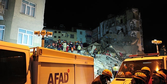 Enkazda arama kurtarma çalışmaları devam ediyor