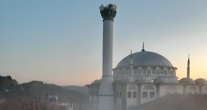 Kırkağaç’ta depremde hasar gören cami minaresi kontrollü şekilde yıkıldı